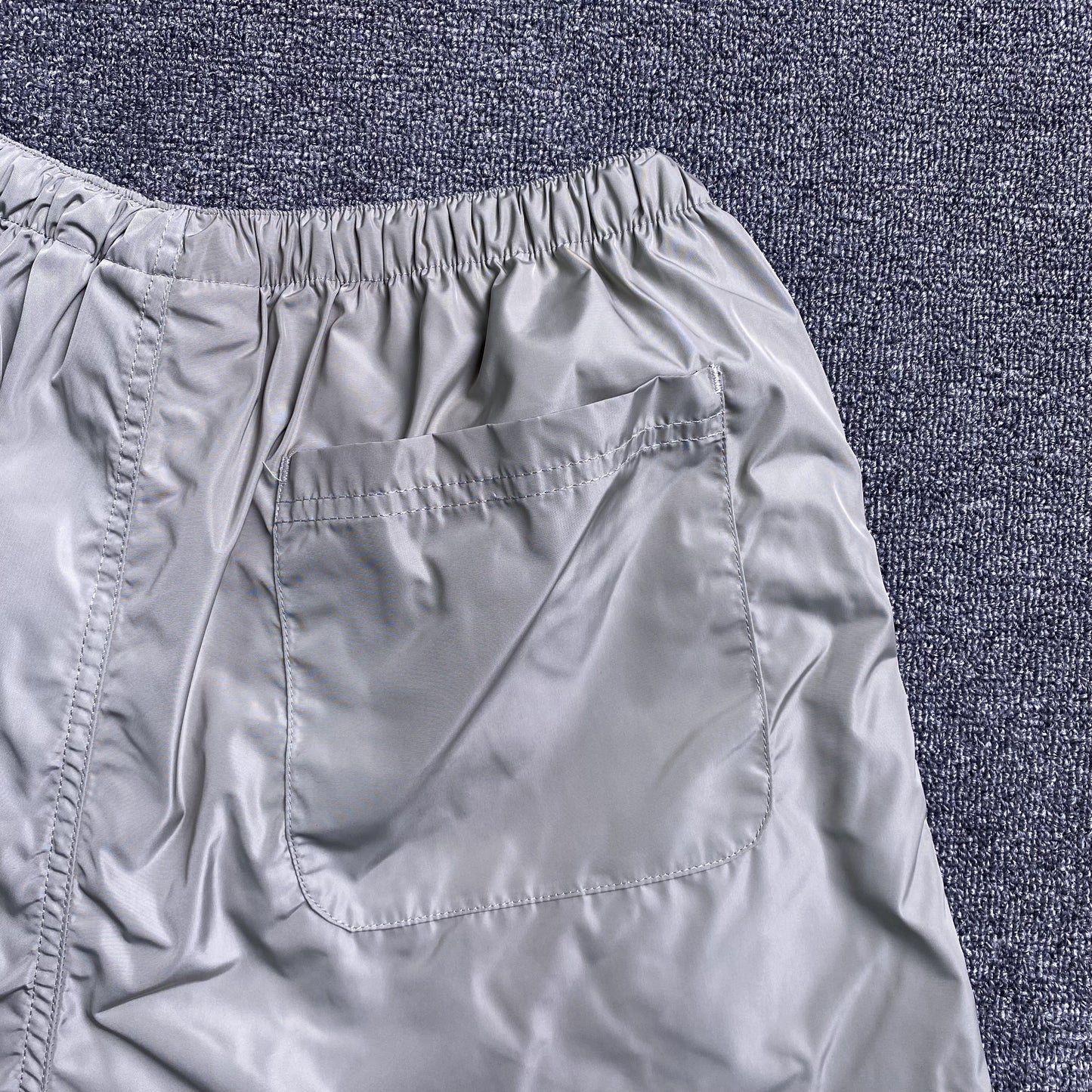 fear-of-god-essentials-volley-shorts-silver-reflective-4-Drip Store Argentina