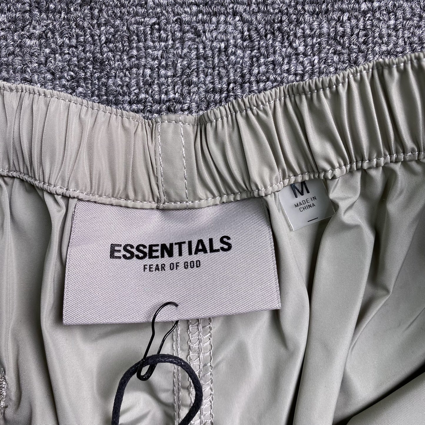 fear-of-god-essentials-volley-shorts-silver-reflective-6-Drip Store Argentina