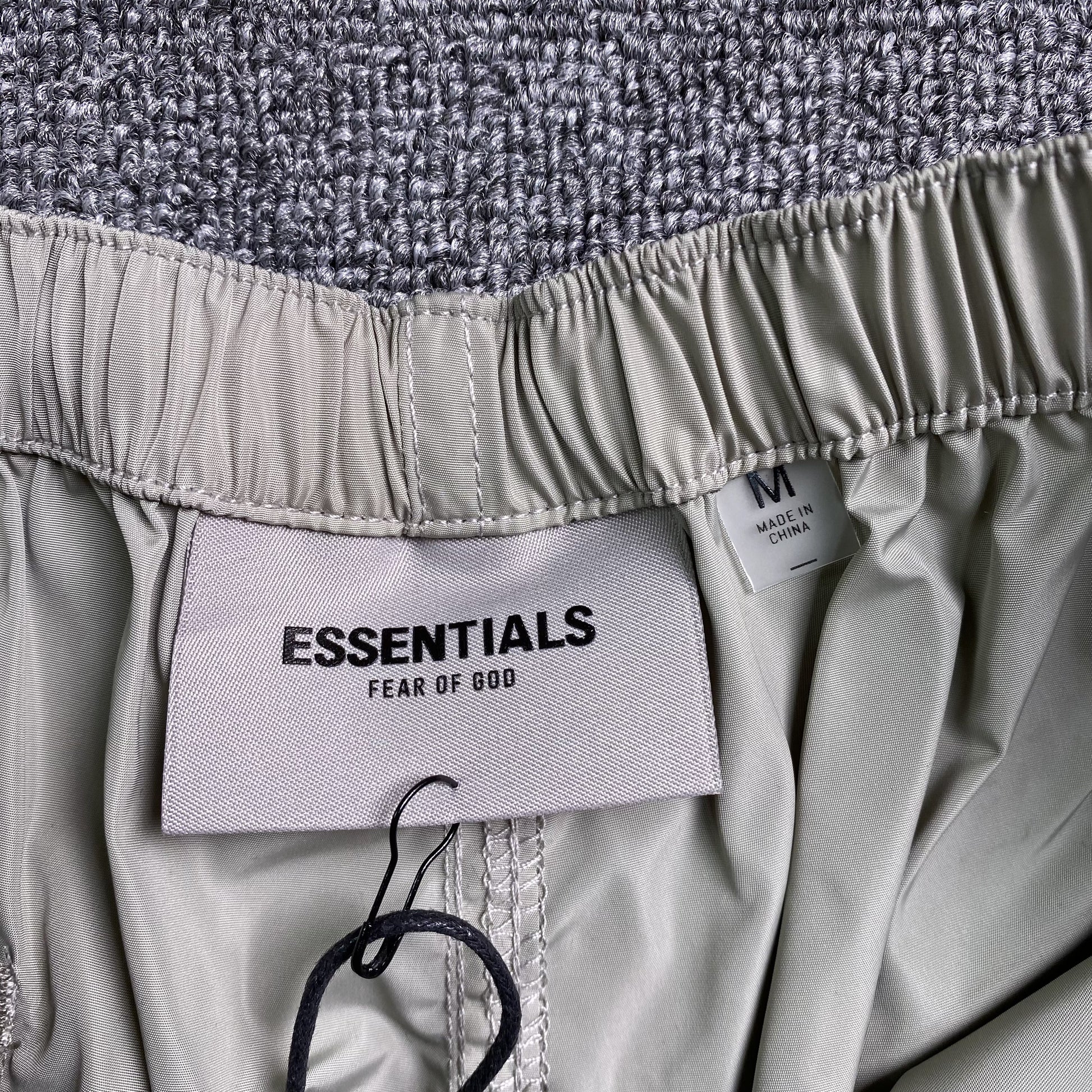 fear-of-god-essentials-volley-shorts-silver-reflective-6-Drip Store Argentina