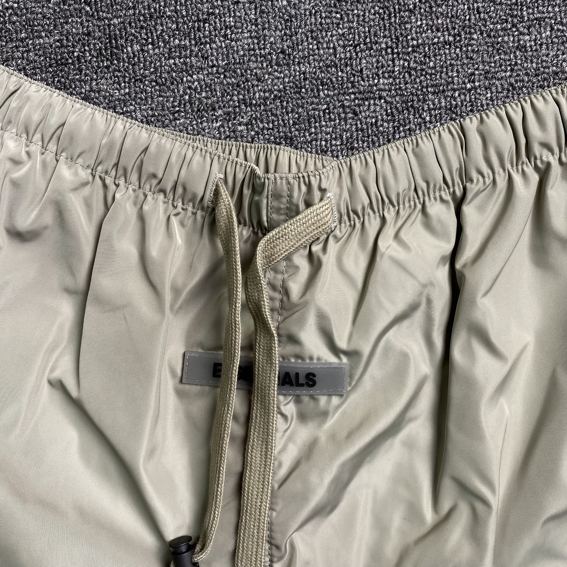 fear-of-god-essentials-volley-shorts-silver-reflective-7-Drip Store Argentina