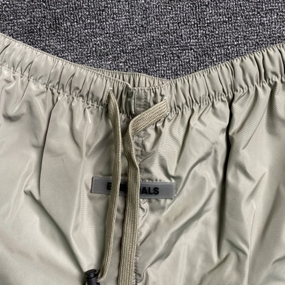 fear-of-god-essentials-volley-shorts-silver-reflective-7-Drip Store Argentina