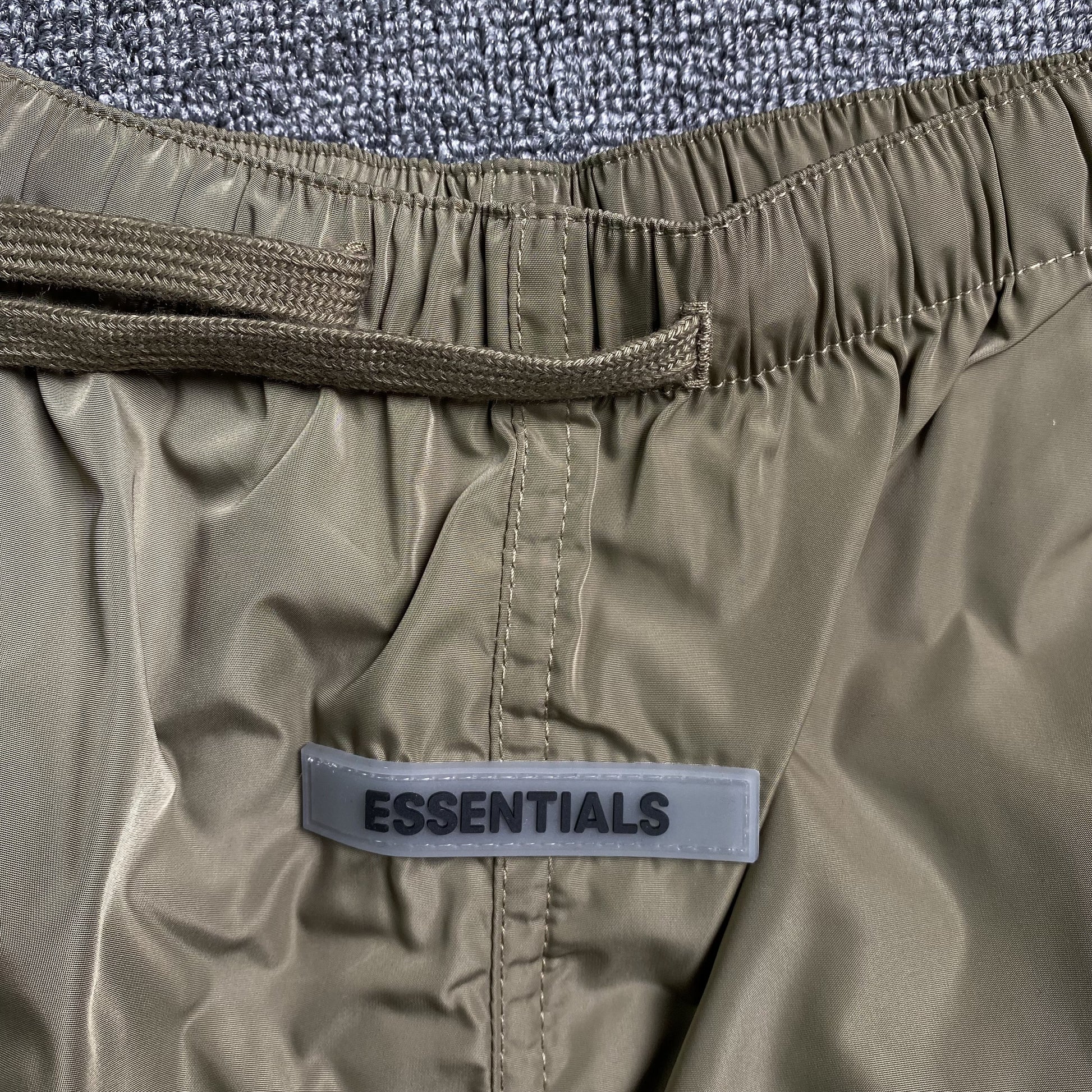 fear-of-god-essentials-volley-shorts-taupe-3-Drip Store Argentina