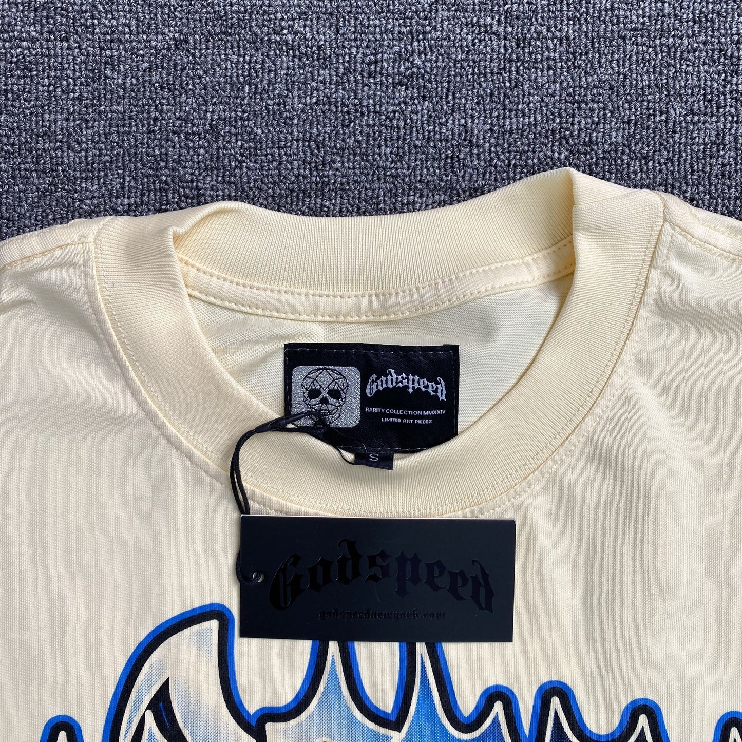Remera Godspeed Memento Vivere Crema