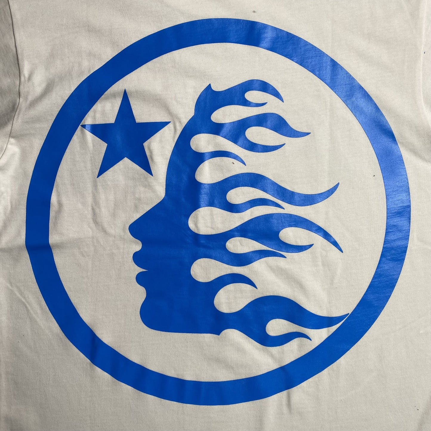 hellstar-clasic-gel-print-blue-tee-white-4-Drip Store Argentina