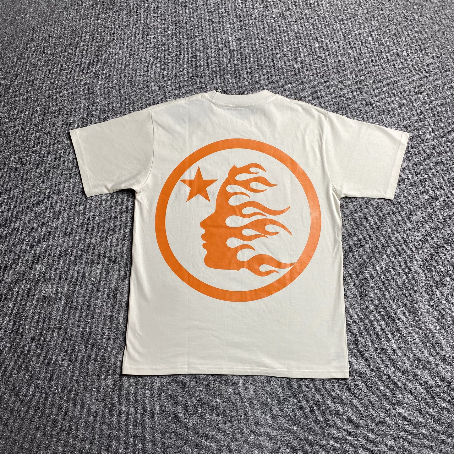 hellstar-clasic-gel-print-orange-tee-white-2-Drip Store Argentina