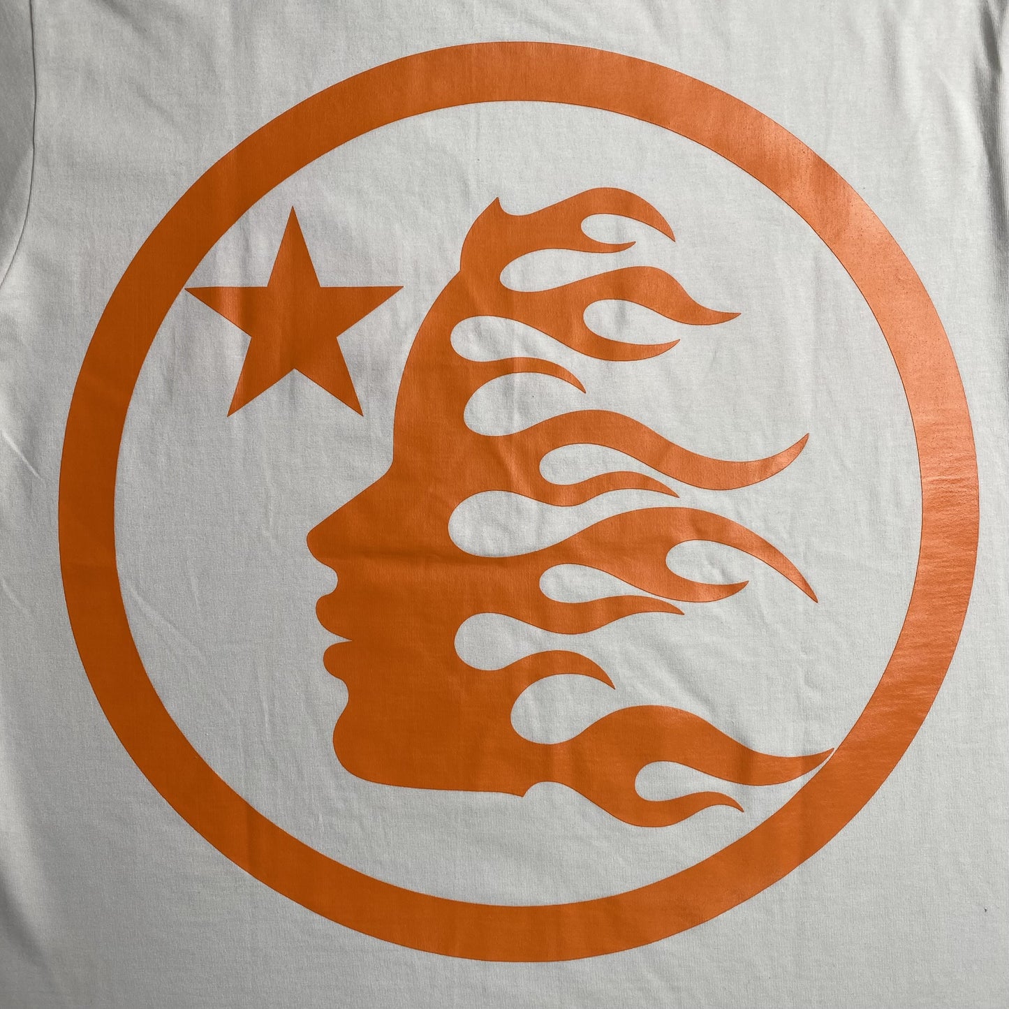 hellstar-clasic-gel-print-orange-tee-white-4-Drip Store Argentina