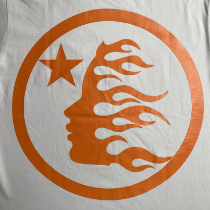 hellstar-clasic-gel-print-orange-tee-white-4-Drip Store Argentina