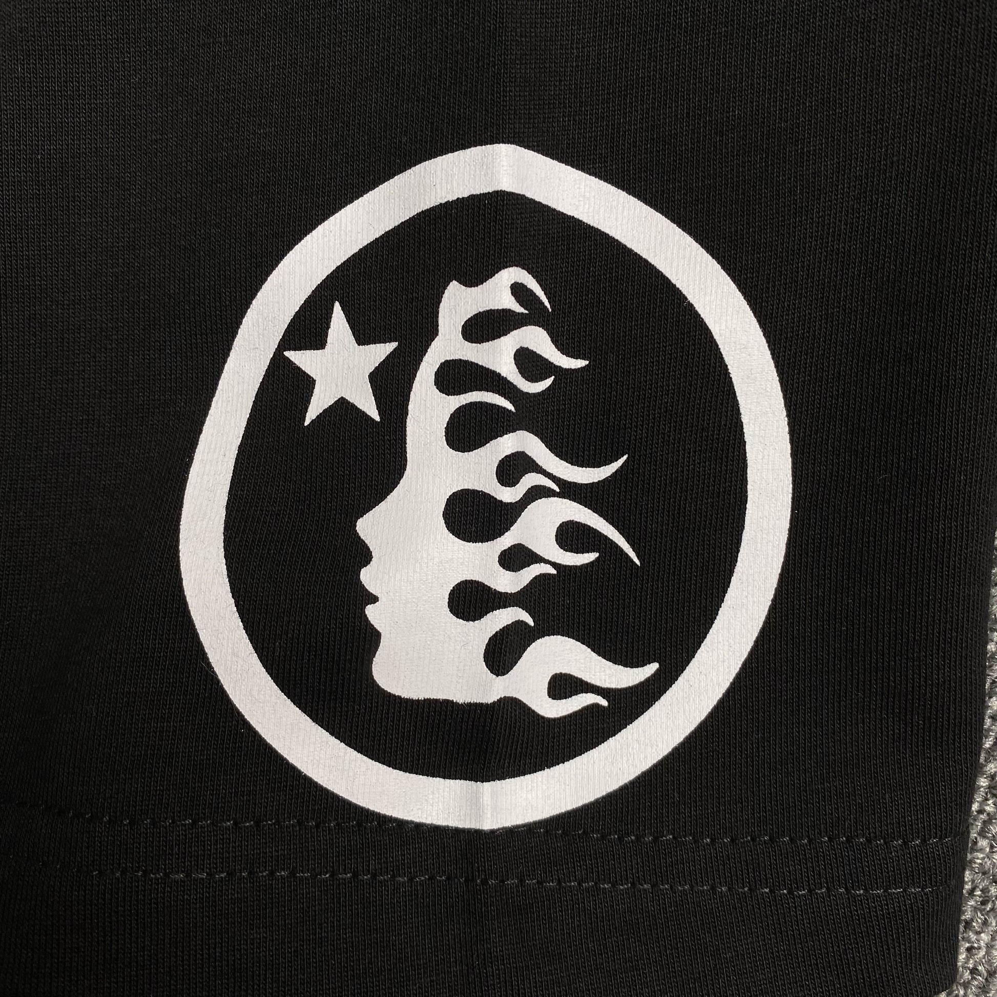 hellstar-helmet-glitter-print-tee-black-6-Drip Store Argentina