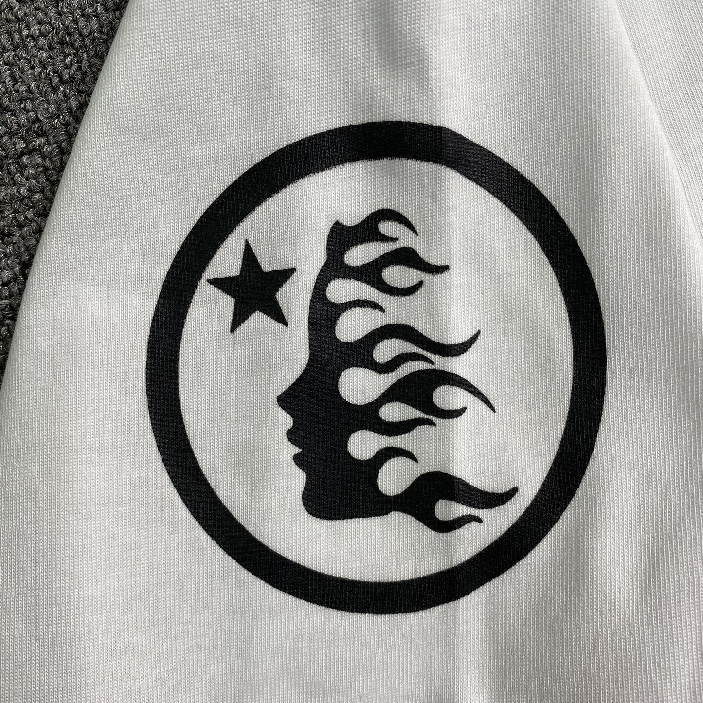 hellstar-helmet-glitter-print-tee-white-7-Drip Store Argentina