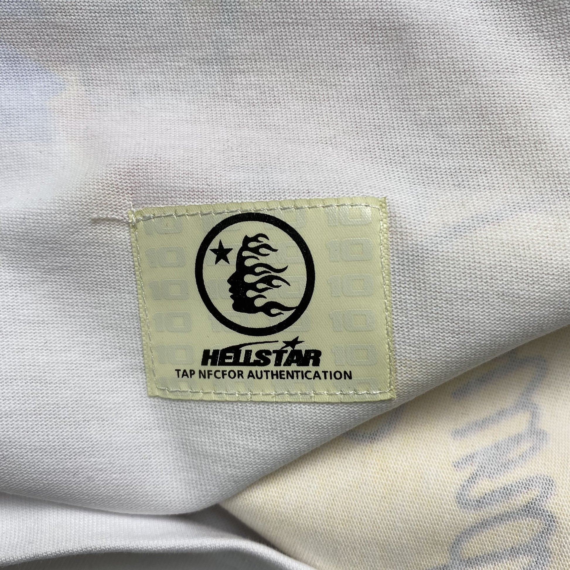 hellstar-helmet-glitter-print-tee-white-9-Drip Store Argentina