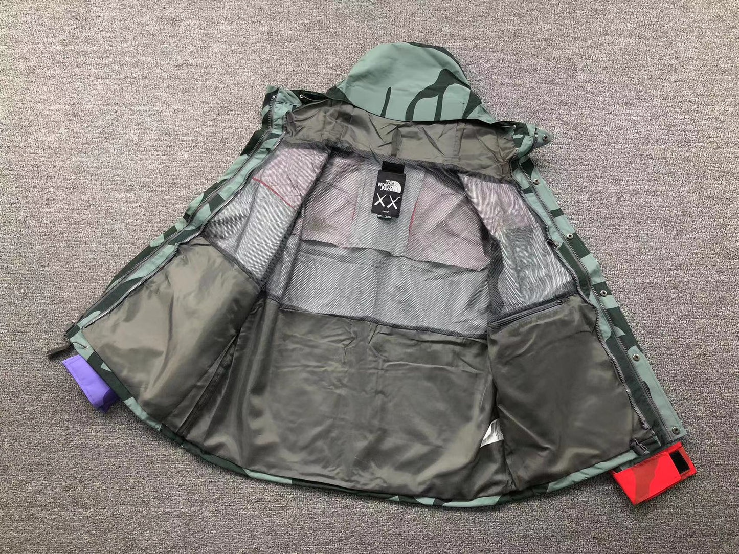 kaws-x-the-north-face-retro-1986-mountain-jacket-balsam-green-86-13-Drip Store Argentina