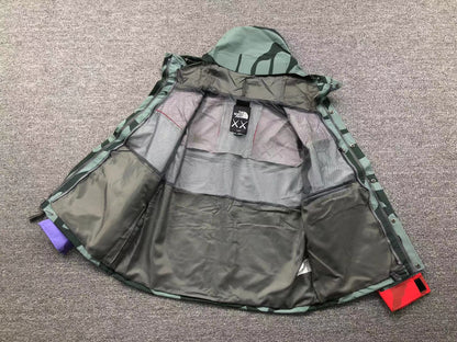 kaws-x-the-north-face-retro-1986-mountain-jacket-balsam-green-86-13-Drip Store Argentina