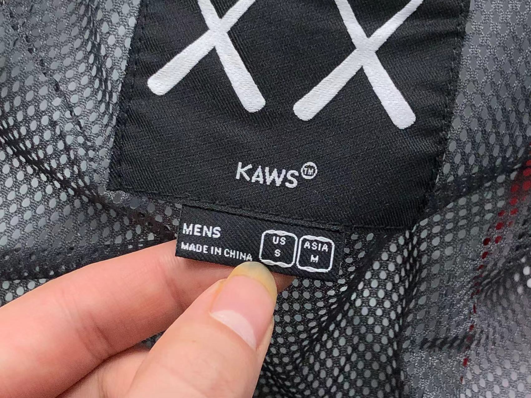 kaws-x-the-north-face-retro-1986-mountain-jacket-balsam-green-86-15-Drip Store Argentina