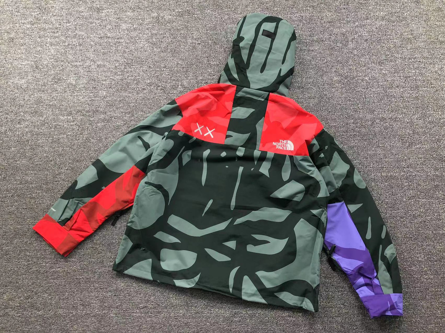 kaws-x-the-north-face-retro-1986-mountain-jacket-balsam-green-86-2-Drip Store Argentina