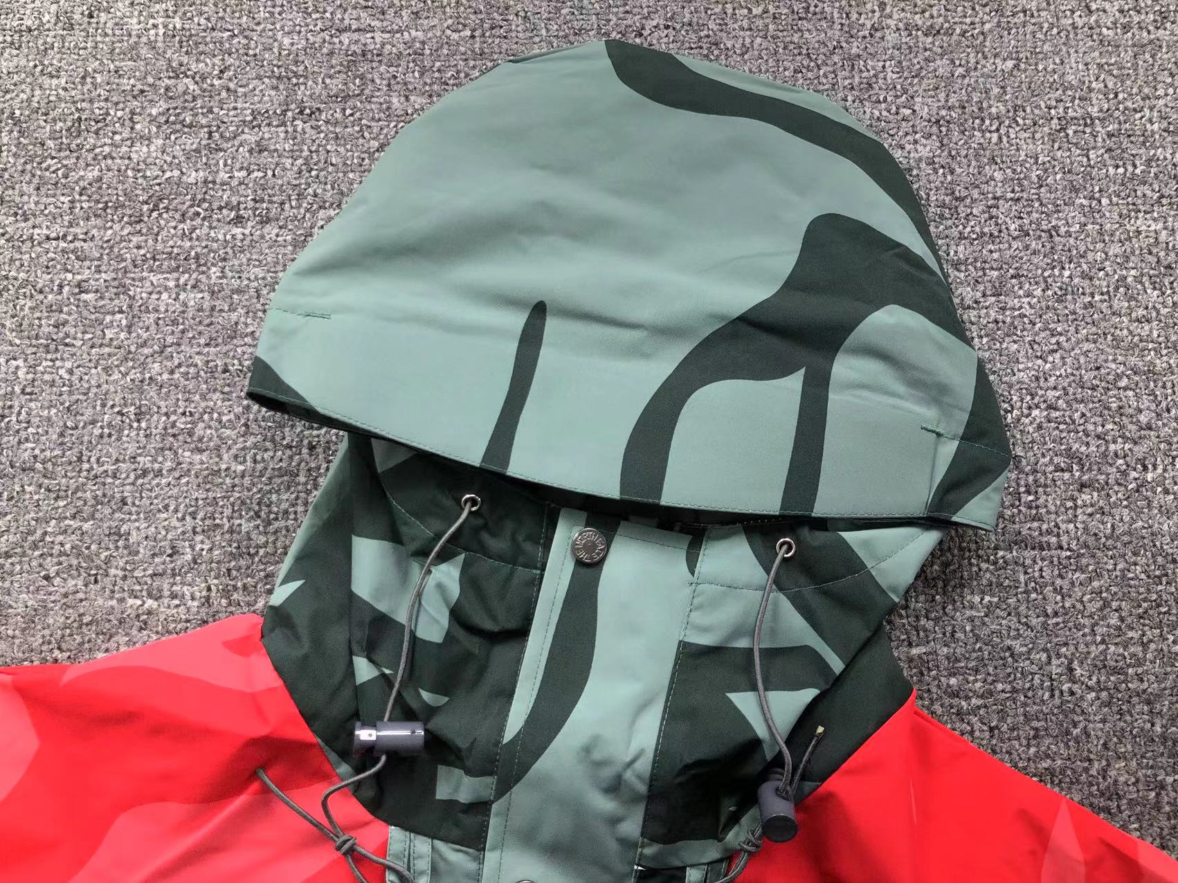 kaws-x-the-north-face-retro-1986-mountain-jacket-balsam-green-86-4-Drip Store Argentina