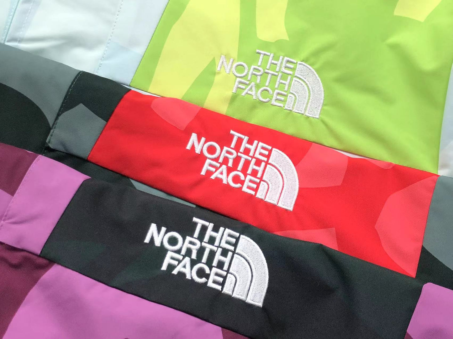 kaws-x-the-north-face-retro-1986-mountain-jacket-balsam-green-86-7-Drip Store Argentina