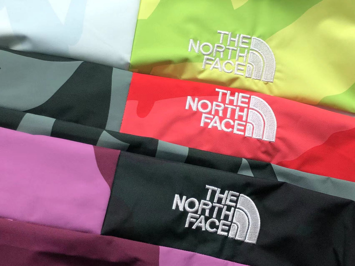 kaws-x-the-north-face-retro-1986-mountain-jacket-balsam-green-86-8-Drip Store Argentina