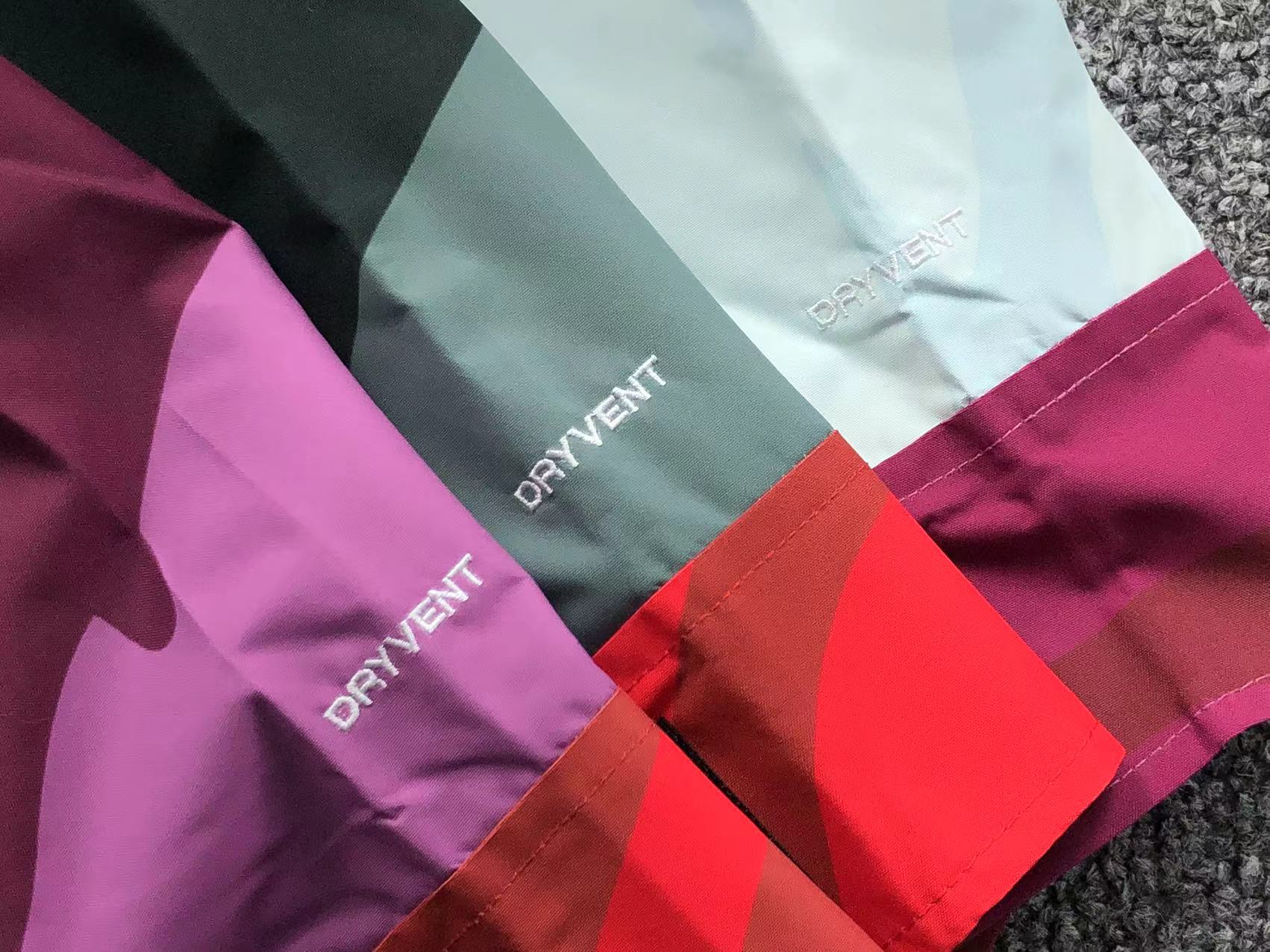 kaws-x-the-north-face-retro-1986-mountain-jacket-balsam-green-86-9-Drip Store Argentina