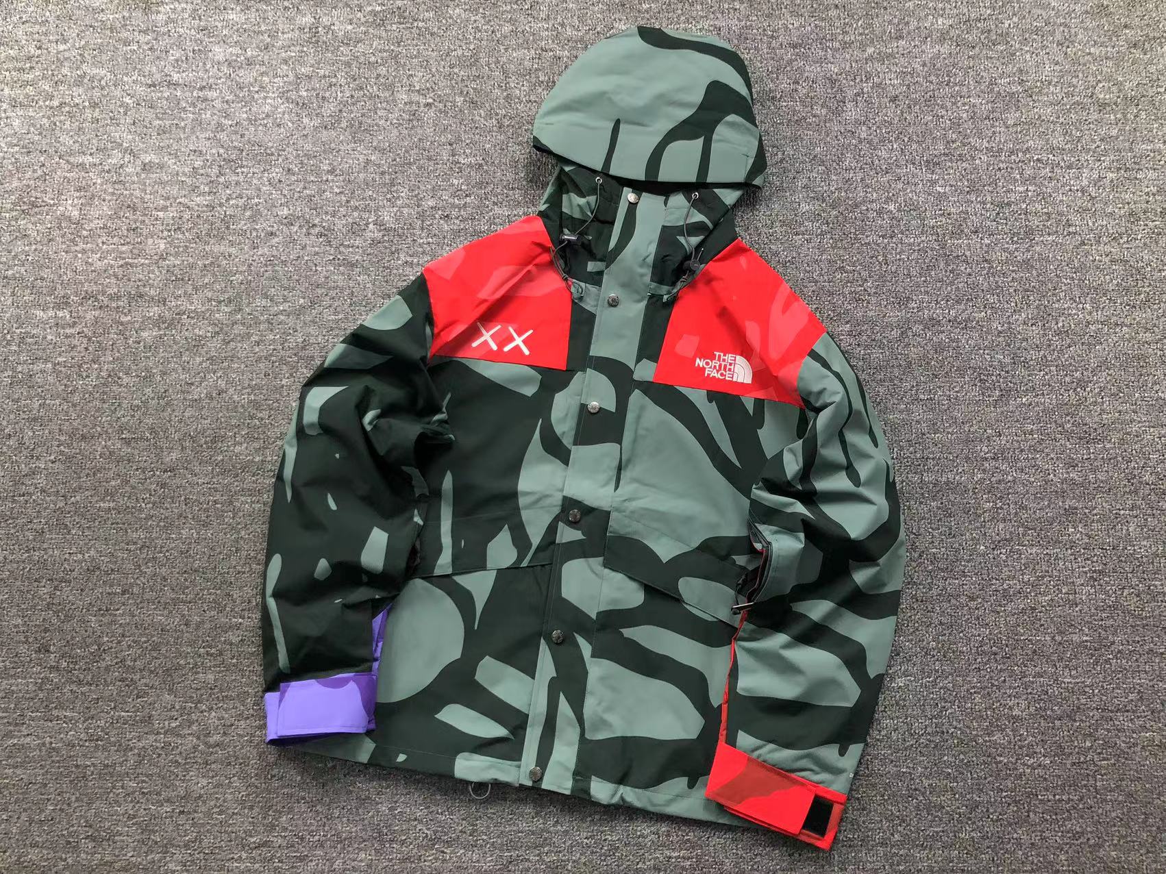 kaws-x-the-north-face-retro-1986-mountain-jacket-balsam-green-86-Drip Store Argentina