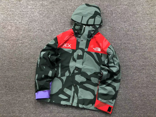 kaws-x-the-north-face-retro-1986-mountain-jacket-balsam-green-86-Drip Store Argentina