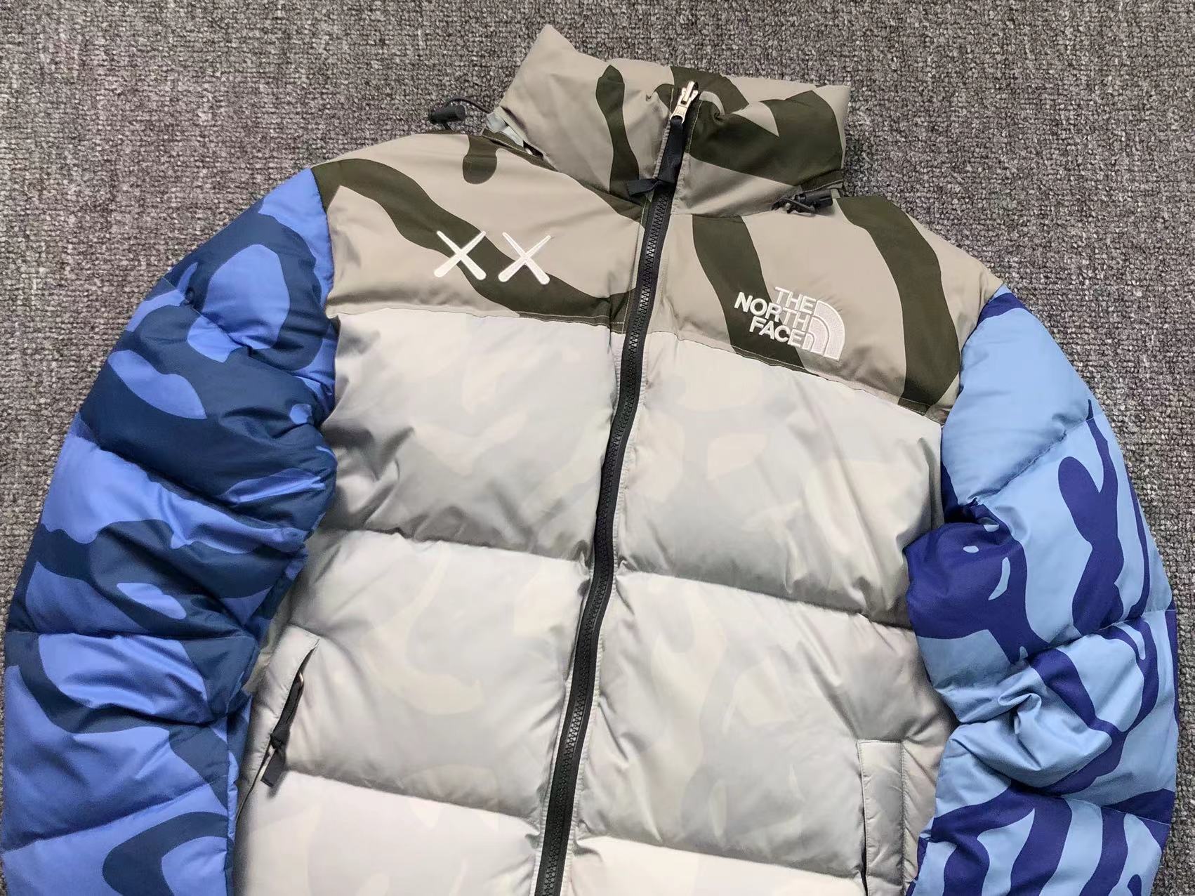 kaws-x-the-north-face-retro-1996-nuptse-jacket-moonlight-ivory-2_037681e1-Drip Store Argentina