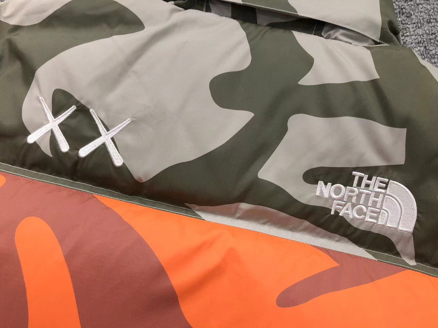 kaws-x-the-north-face-retro-1996-nuptse-jacket-moonlight-ivory-4_a59abe90-Drip Store Argentina