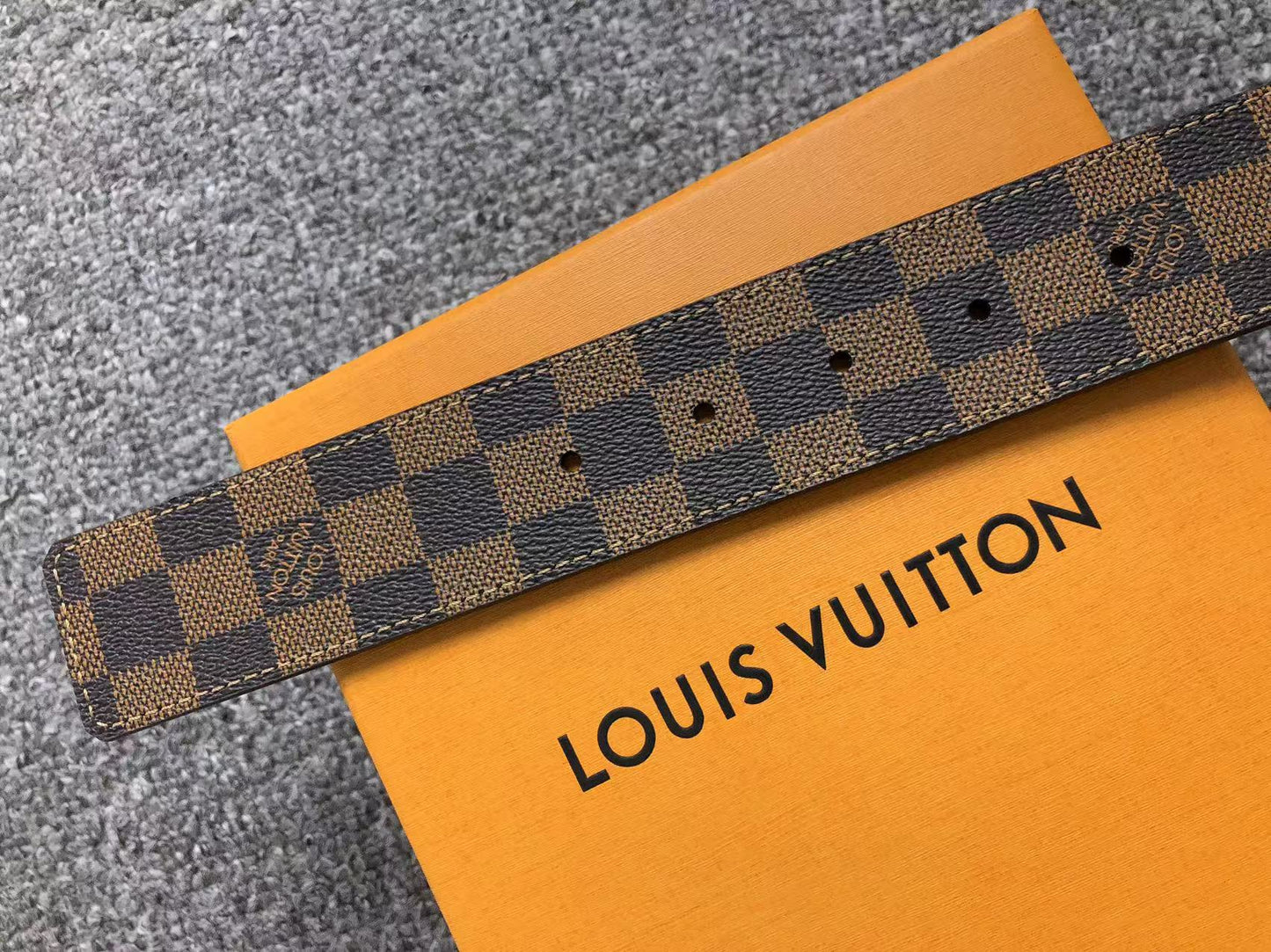 louis-vuitton-damier-gold-lv-initials-belt-brown-2-Drip Store Argentina