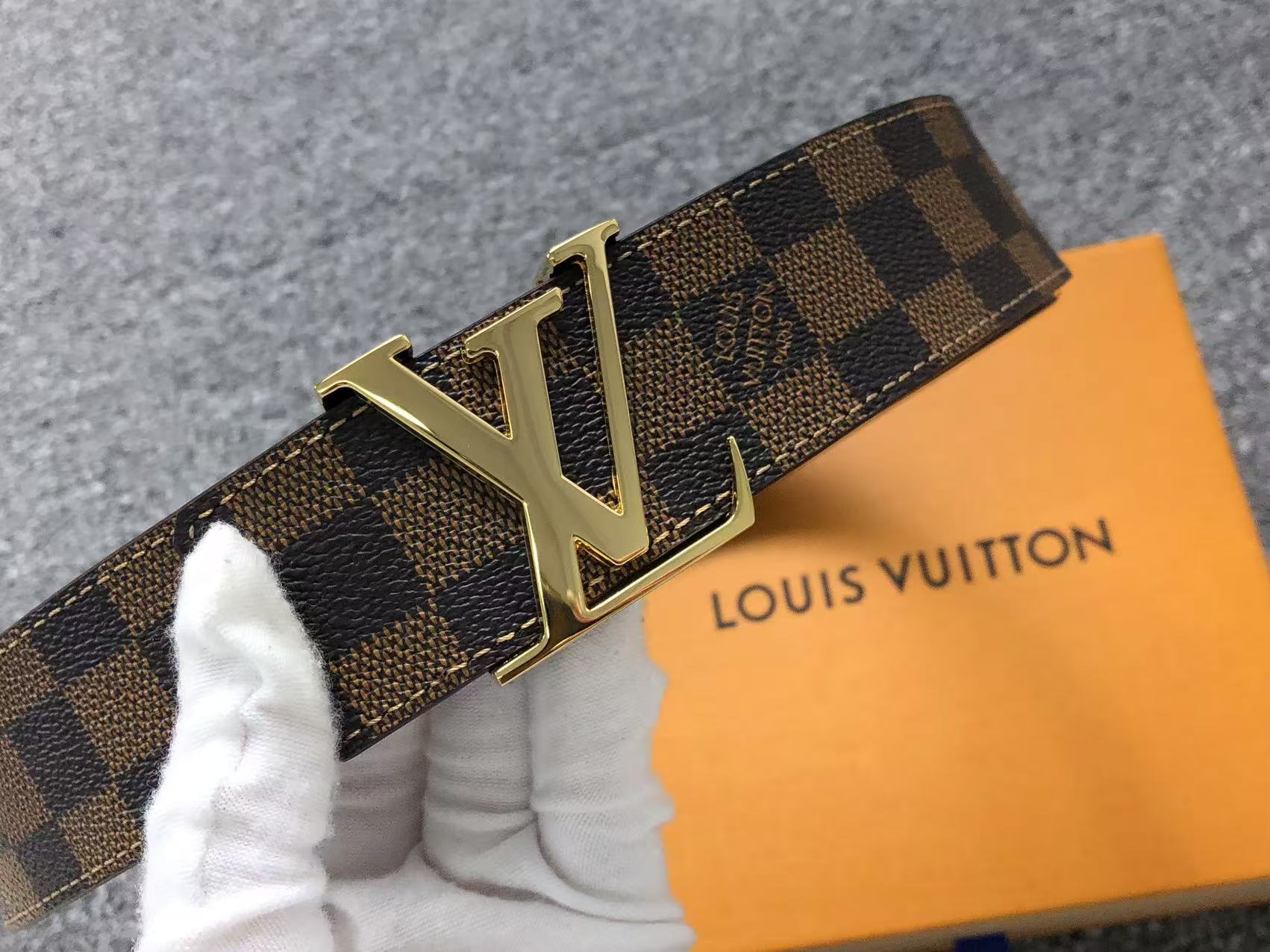 louis-vuitton-damier-gold-lv-initials-belt-brown-4-Drip Store Argentina