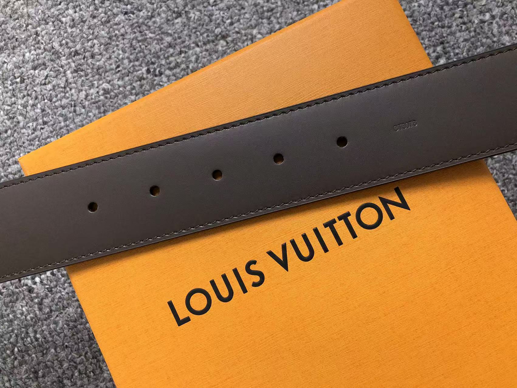 louis-vuitton-damier-gold-lv-initials-belt-brown-8-Drip Store Argentina