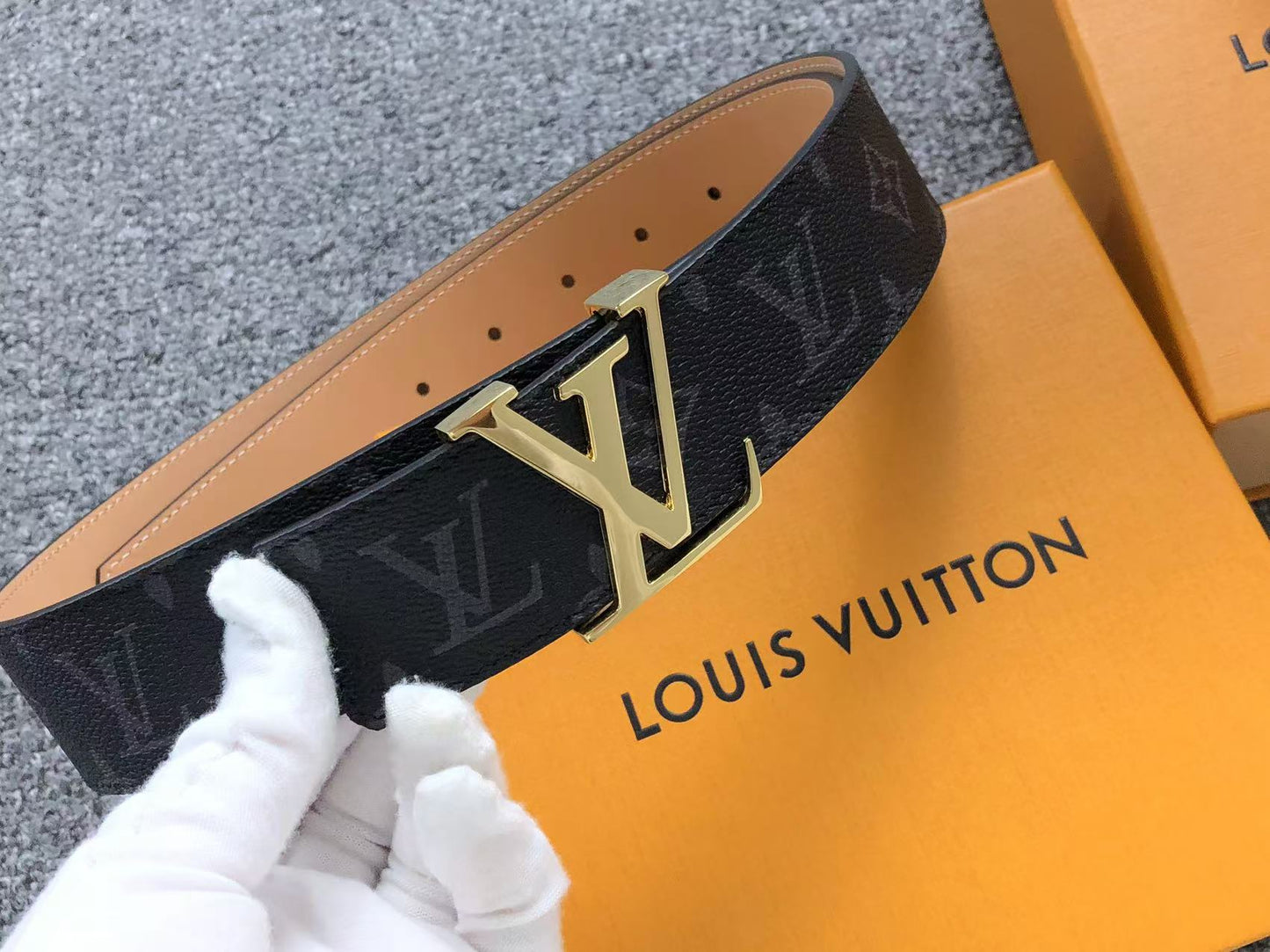 louis-vuitton-monogram-gold-lv-initials-belt-black-3-Drip Store Argentina
