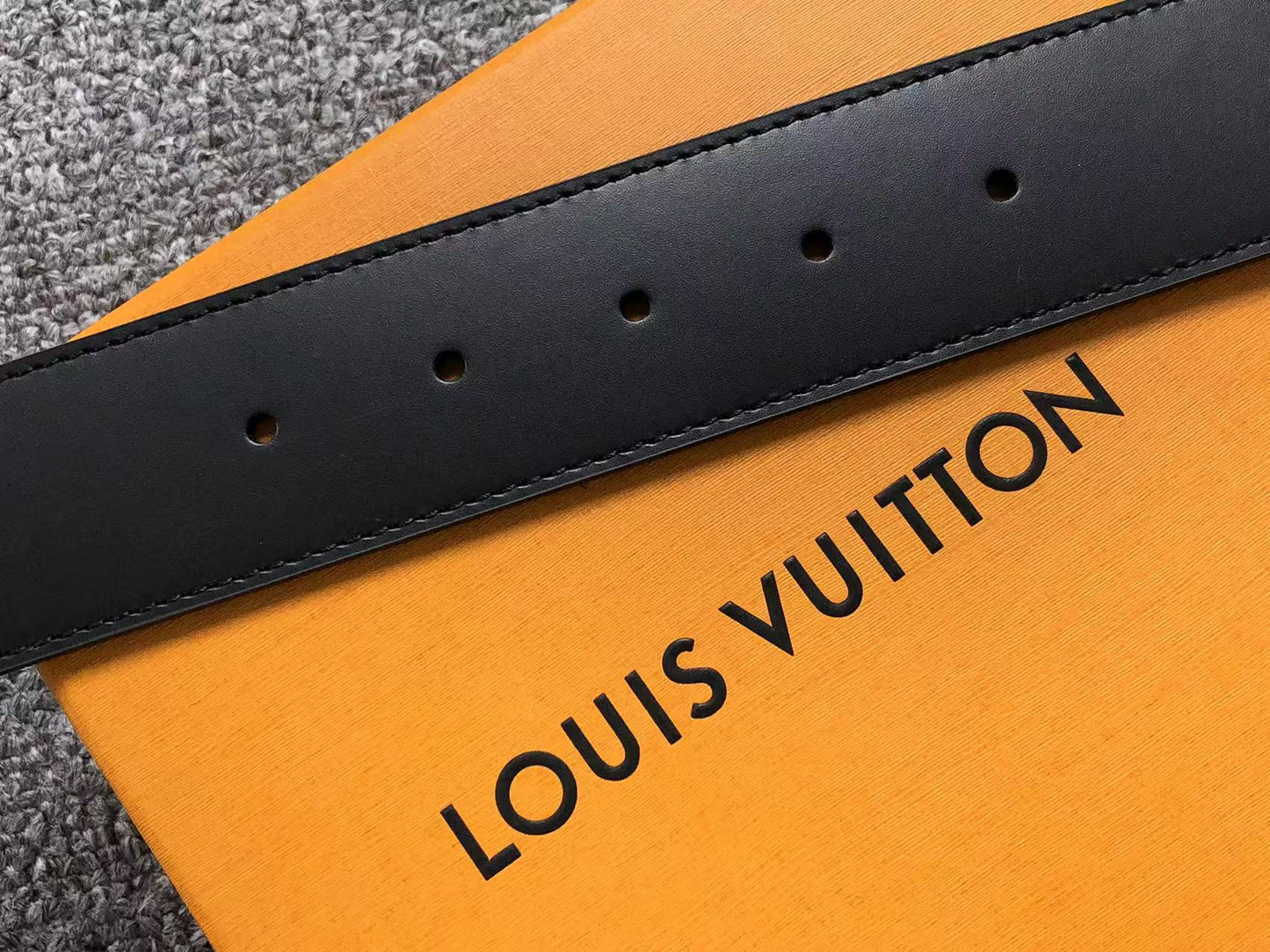 louis-vuitton-monogram-silver-lv-initials-belt-brown-3-Drip Store Argentina
