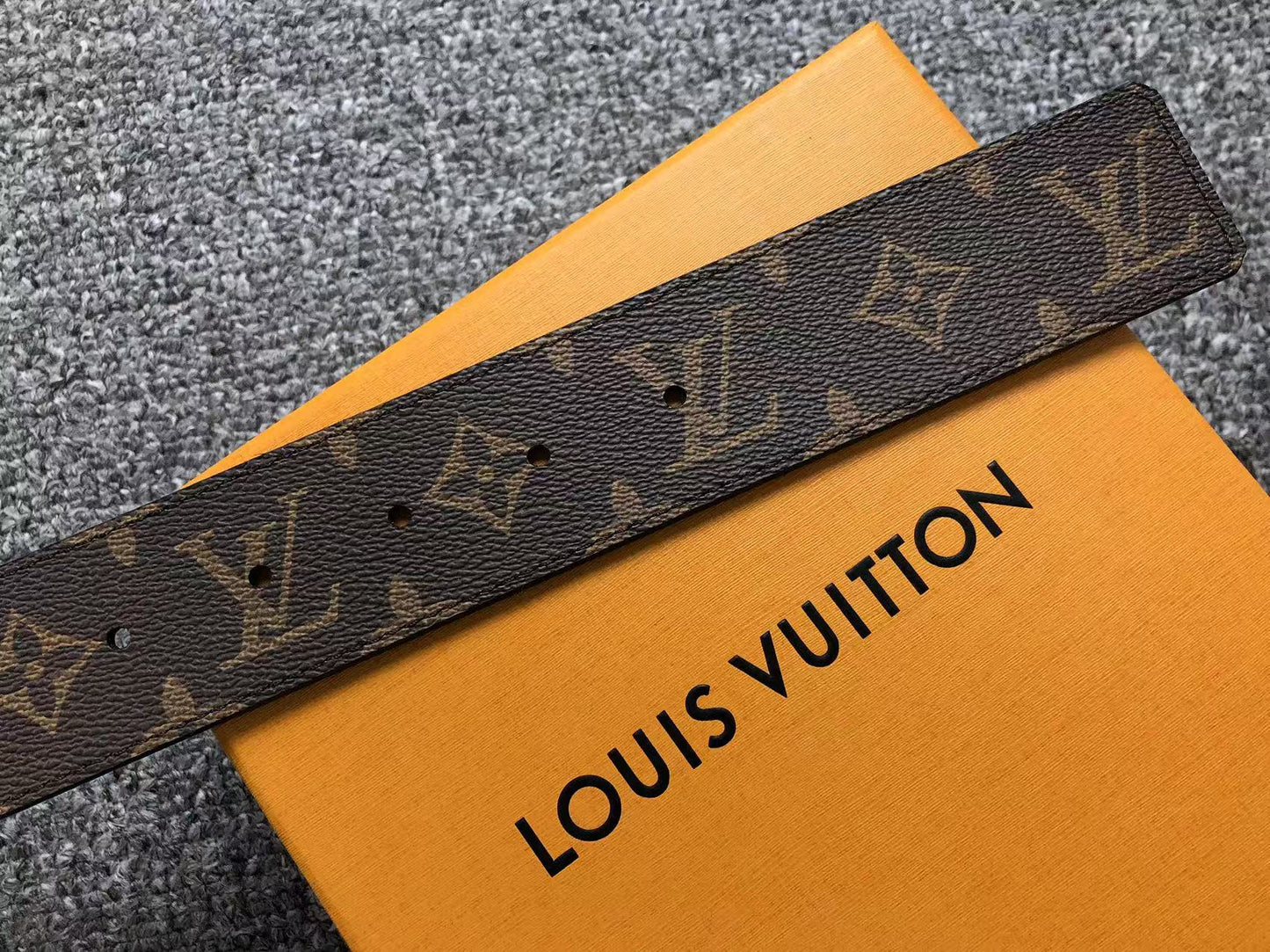louis-vuitton-monogram-silver-lv-initials-belt-brown-4-Drip Store Argentina