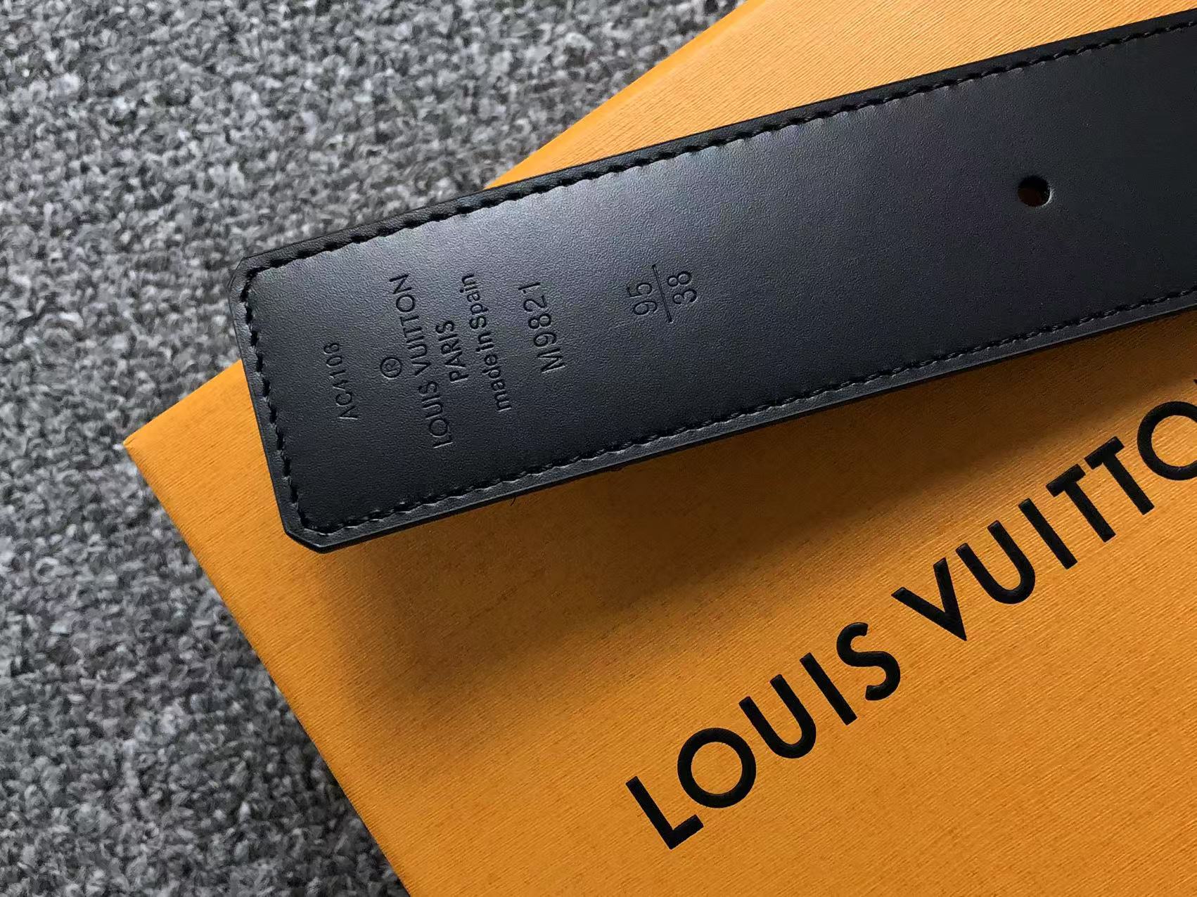 louis-vuitton-monogram-silver-lv-initials-belt-brown-5-Drip Store Argentina