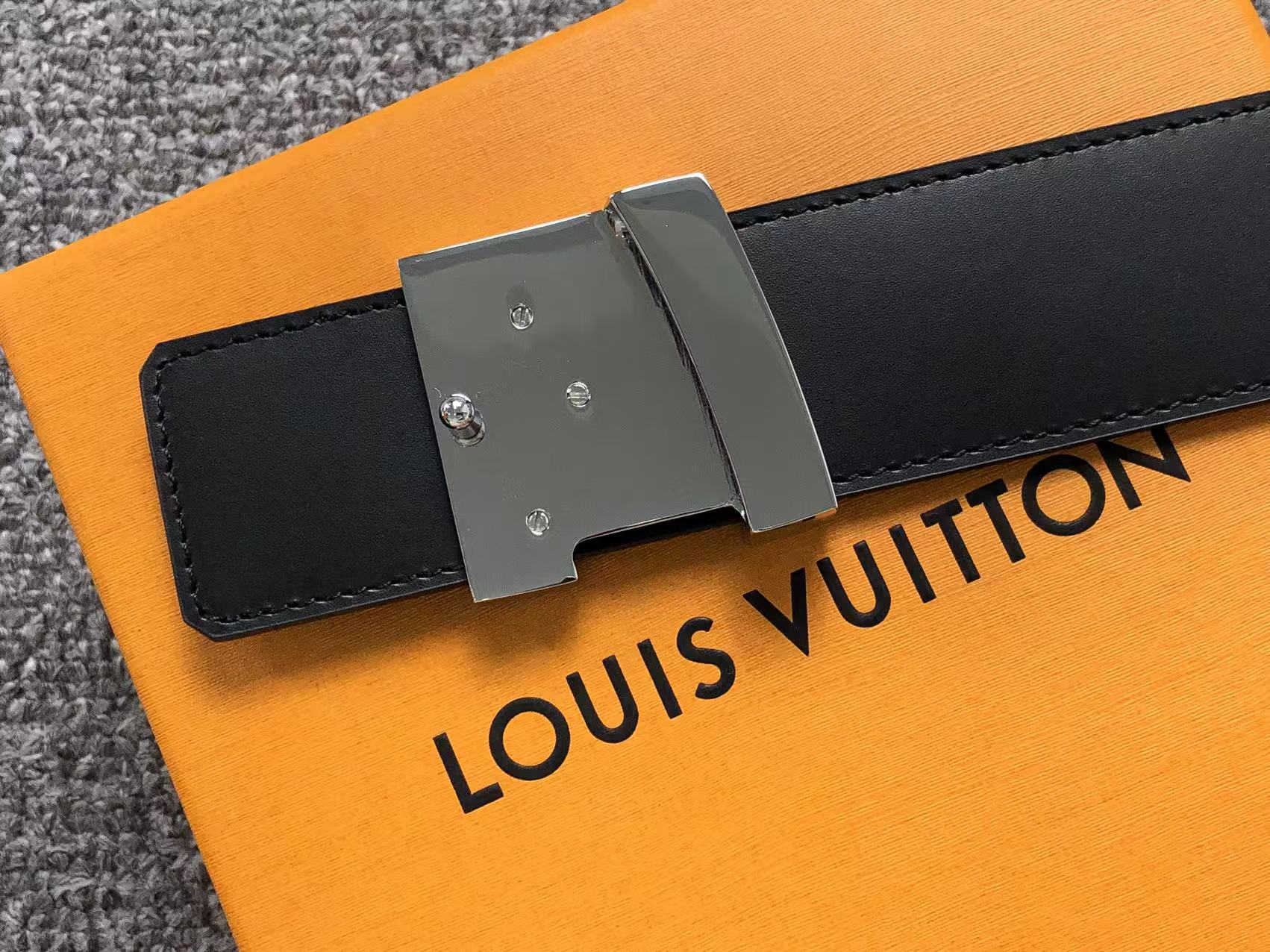 louis-vuitton-monogram-silver-lv-initials-belt-brown-7-Drip Store Argentina