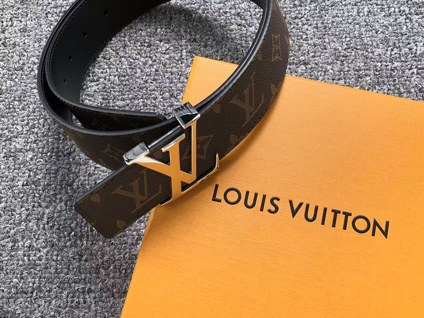 louis-vuitton-monogram-silver-lv-initials-belt-brown-8-Drip Store Argentina