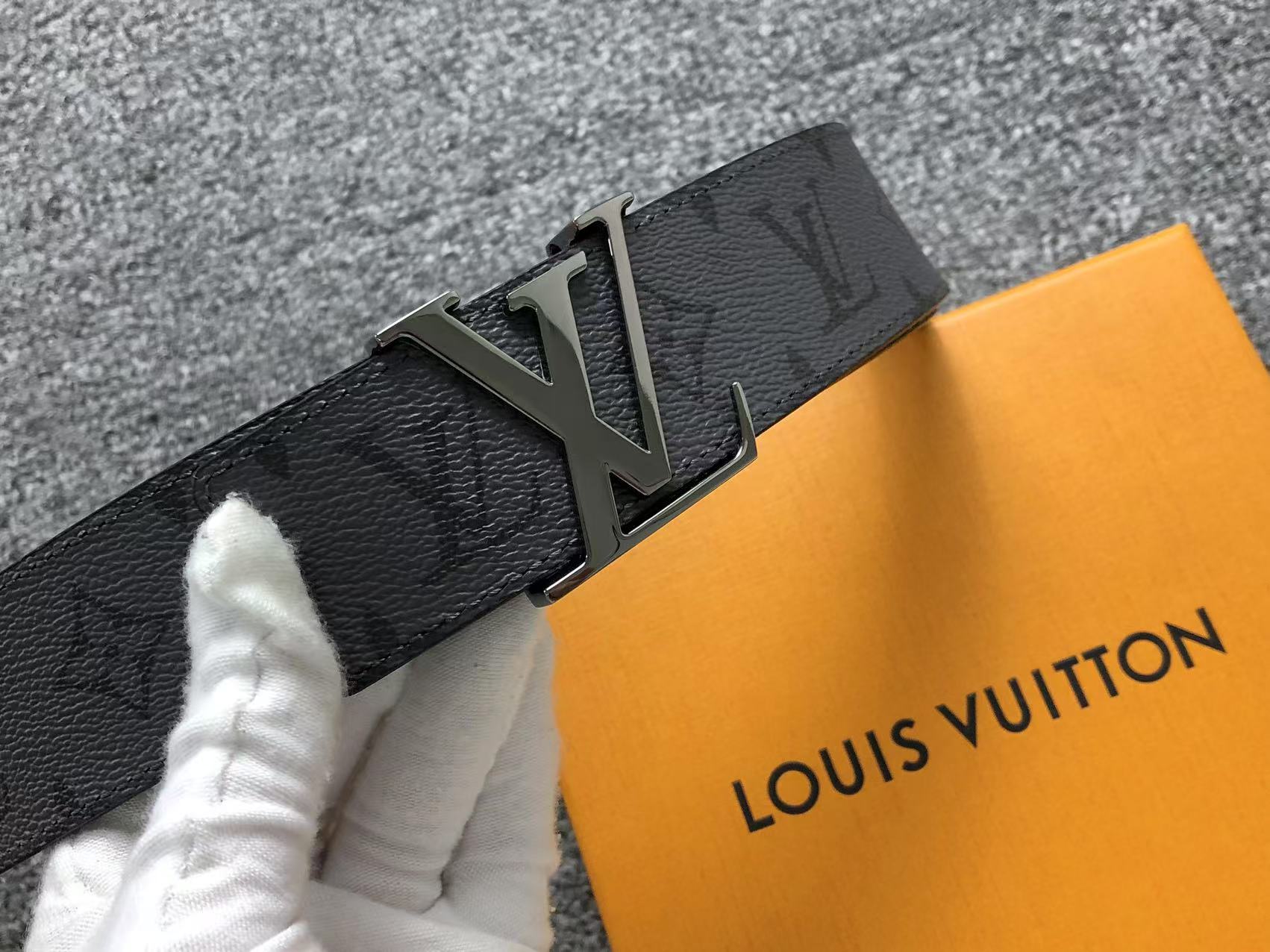 louis-vuitton-monogram-silver-lv-initials-belt-grey-3-Drip Store Argentina