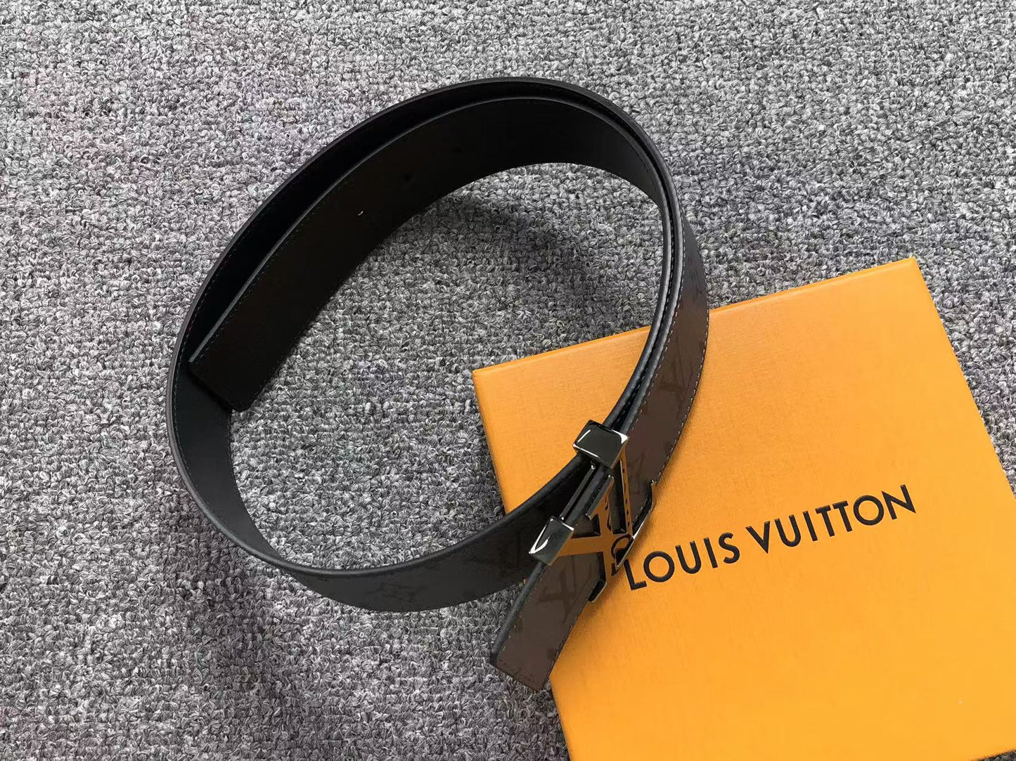 louis-vuitton-monogram-silver-lv-initials-belt-grey-4-Drip Store Argentina