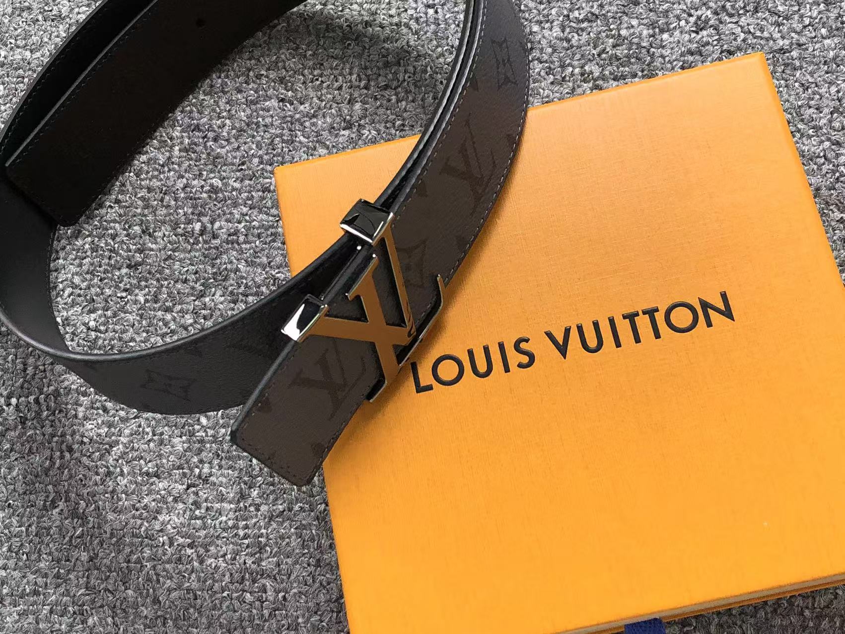 louis-vuitton-monogram-silver-lv-initials-belt-grey-6-Drip Store Argentina