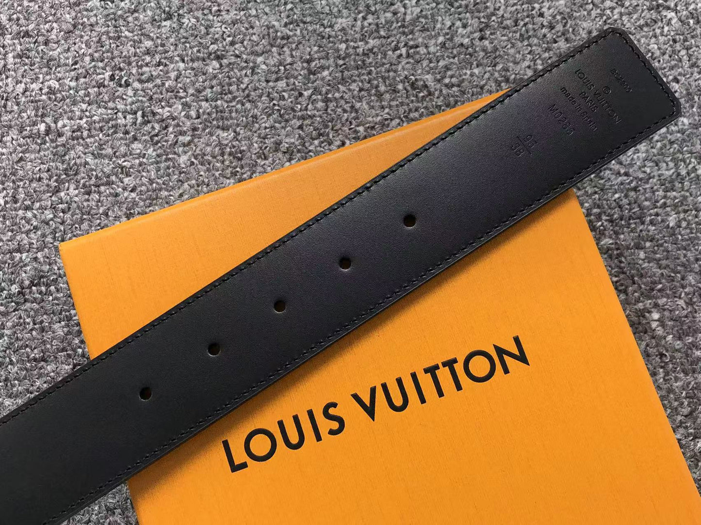 louis-vuitton-monogram-silver-lv-initials-belt-grey-8-Drip Store Argentina