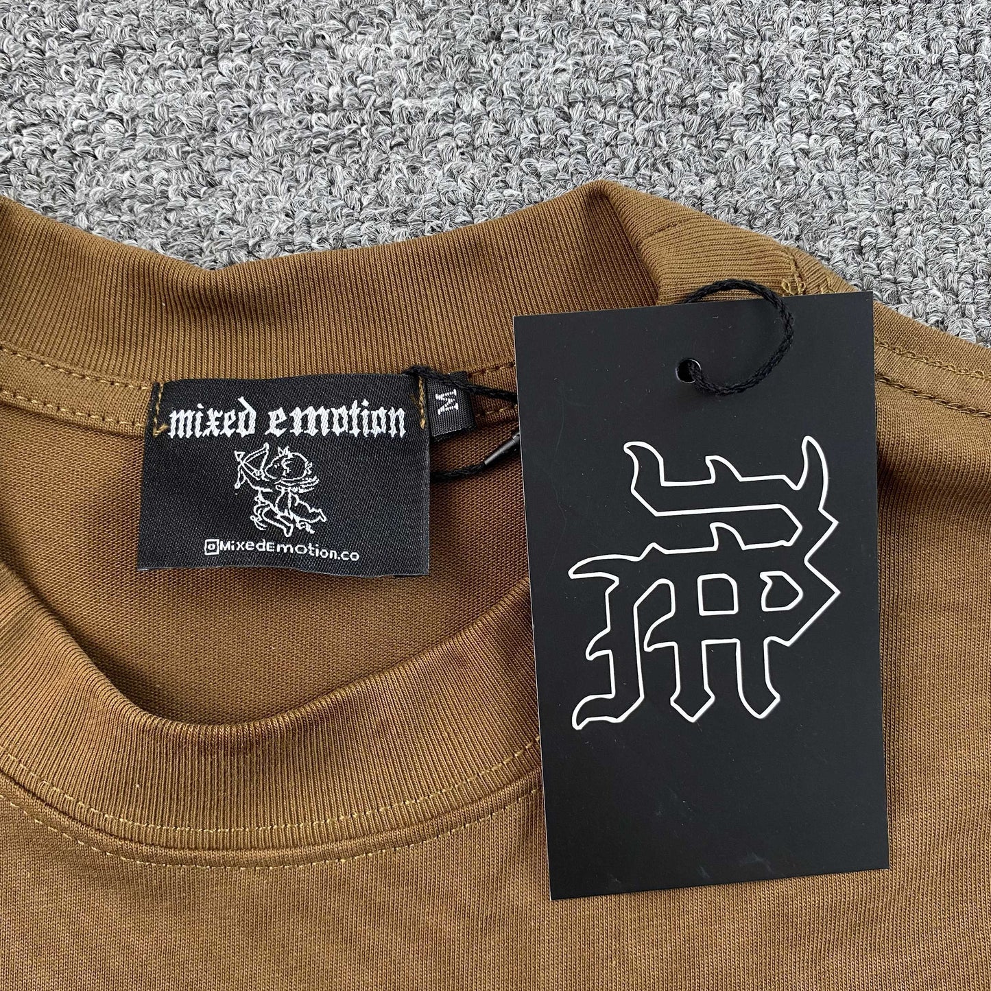 Remera Mixed Emotion Apocalypse Marrón