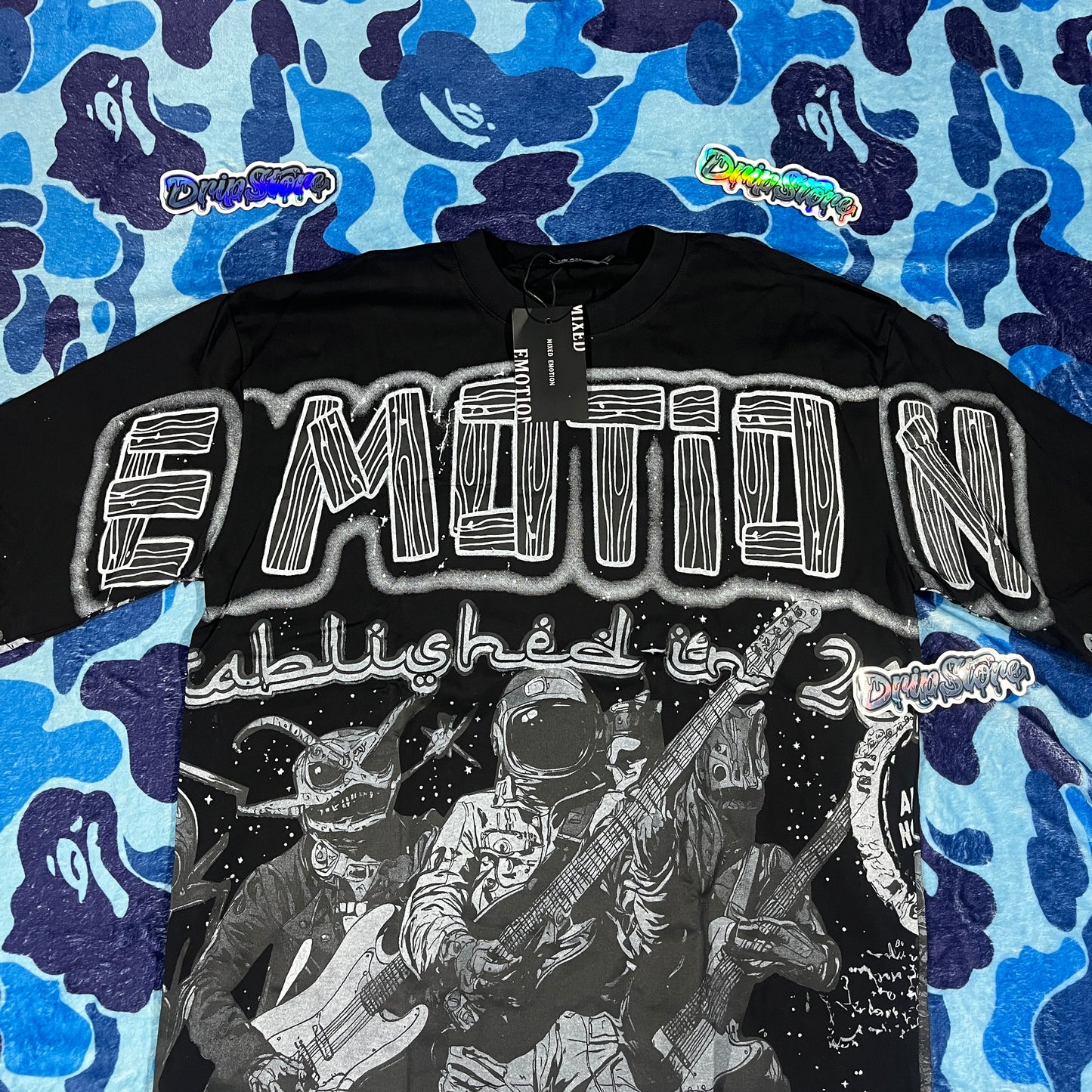 Remera Mixed Emotion Astro Negra