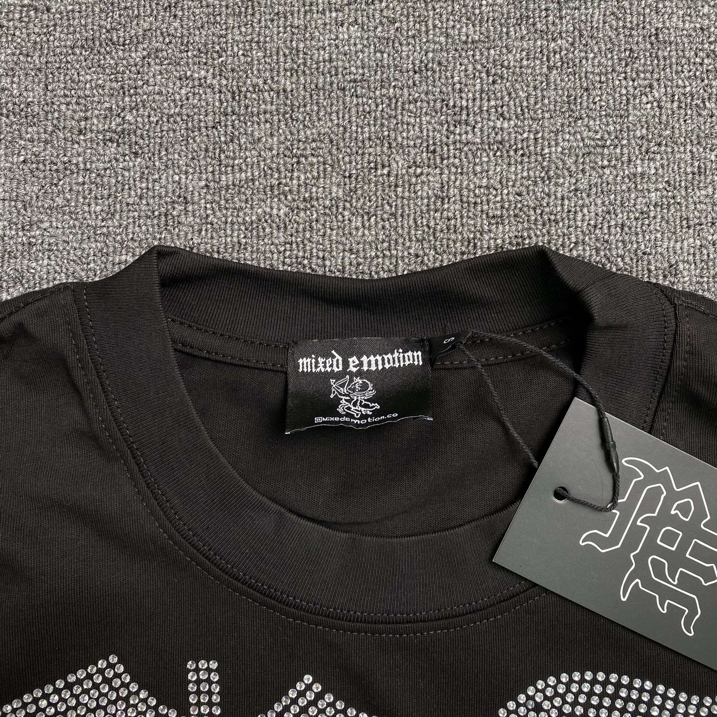Remera Mixed Emotion Astronaut Rhinestone Negra