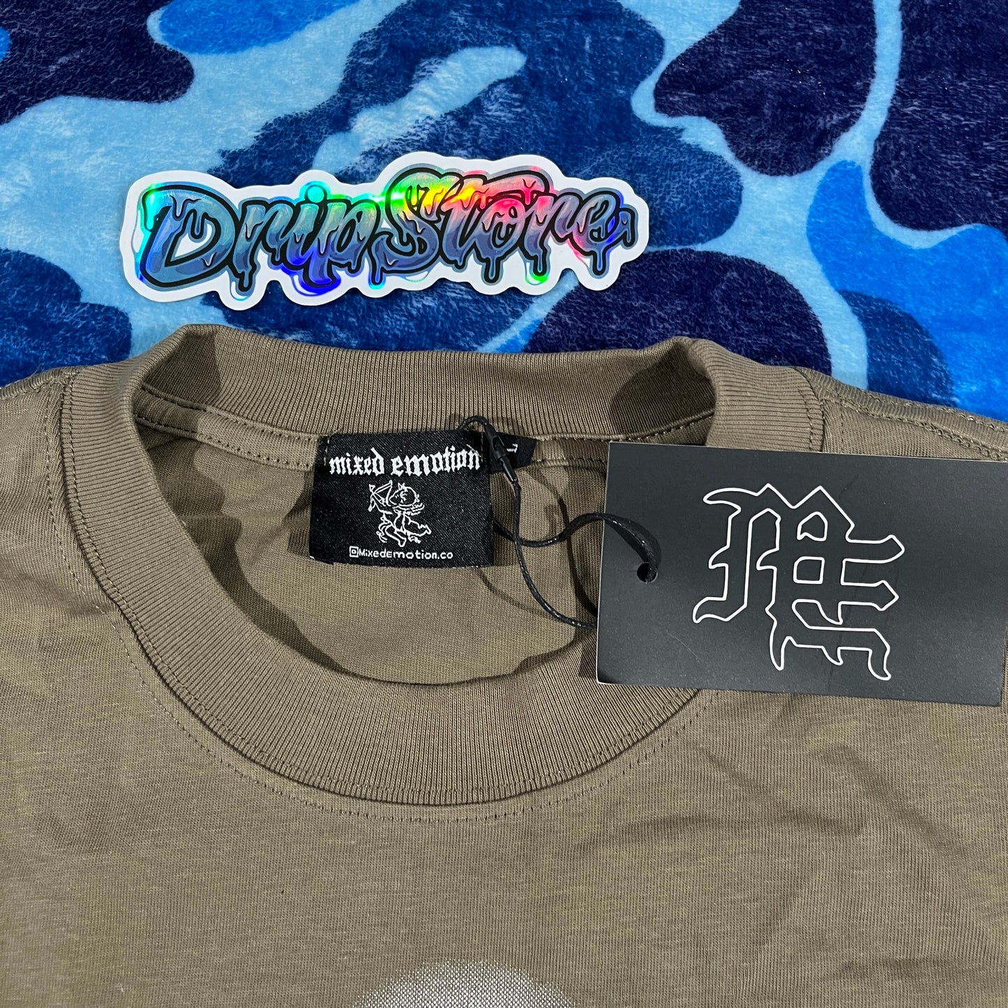 Remera Mixed Emotion Blinded Rhinestone Gris