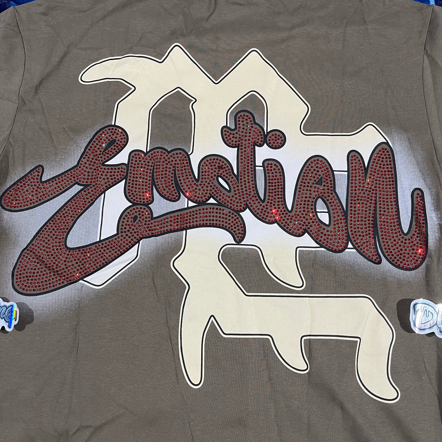 Remera Mixed Emotion Blinded Rhinestone Gris