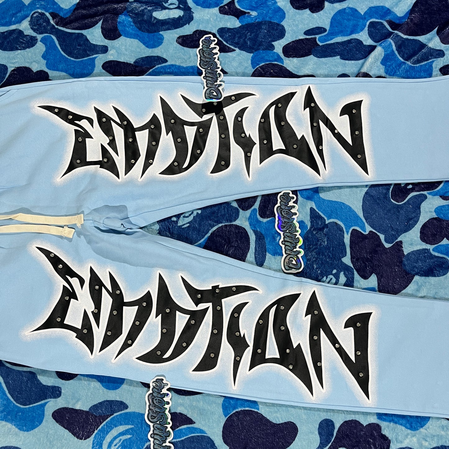 Pantalón Mixed Emotion Graffiti Celeste