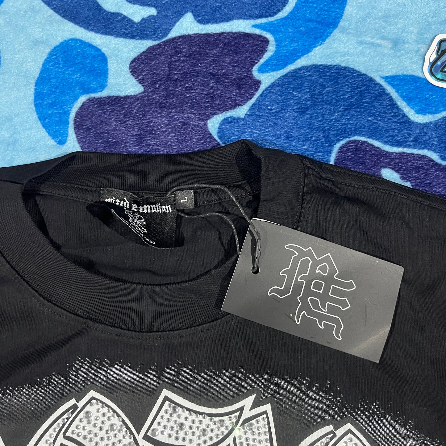 Remera Mixed Emotion Tombstone Negra