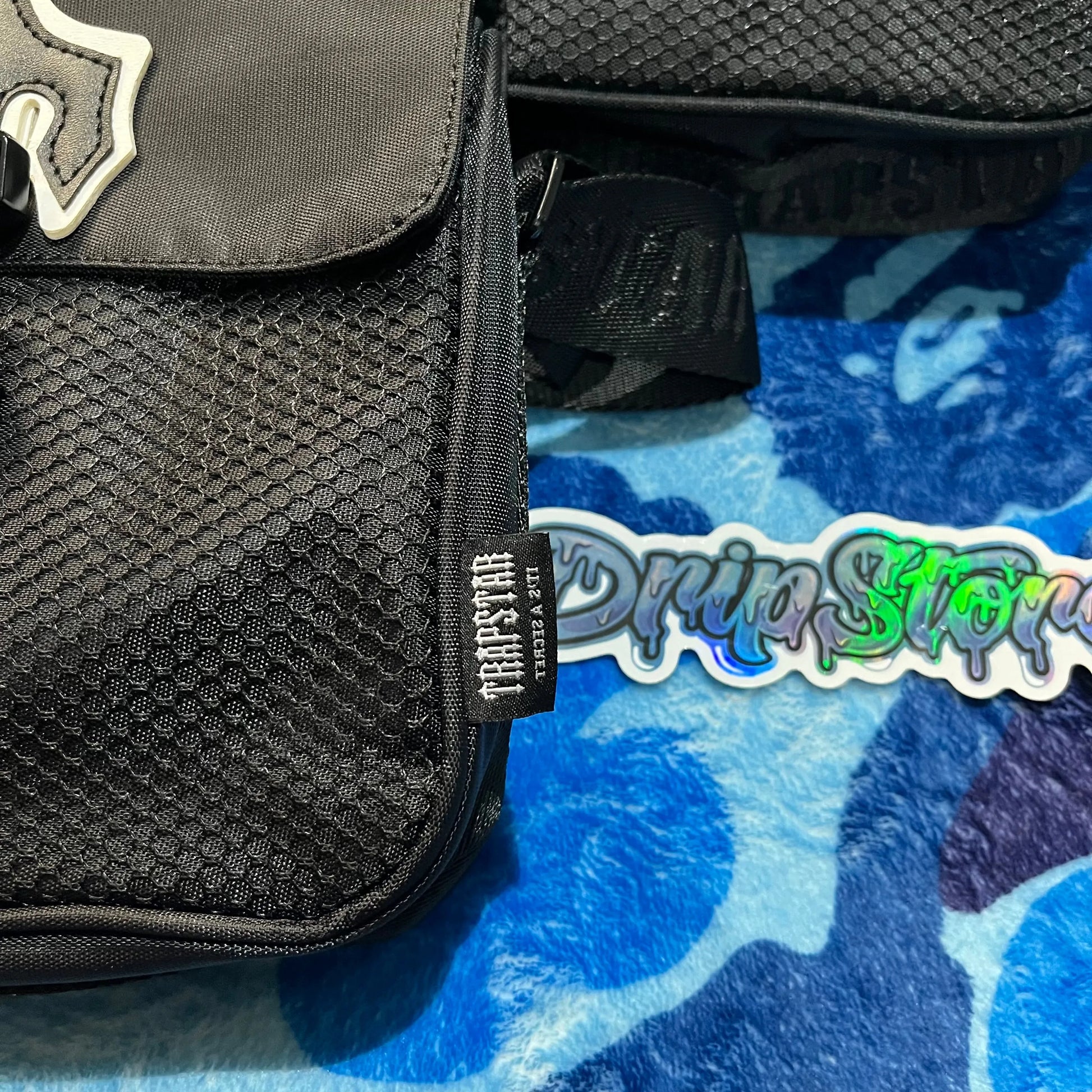 trapstar-irongate-t-crossbody-bag-black-5-Drip Store Argentina