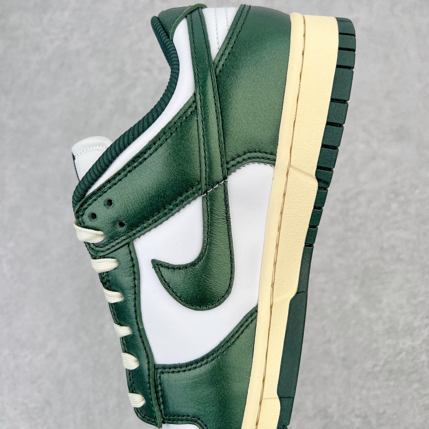 NIKE DUNK LOW VINTAGE GREEN (W)
