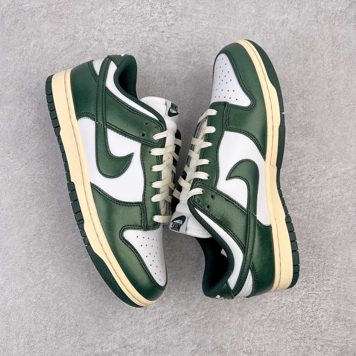 NIKE DUNK LOW VINTAGE GREEN (W)