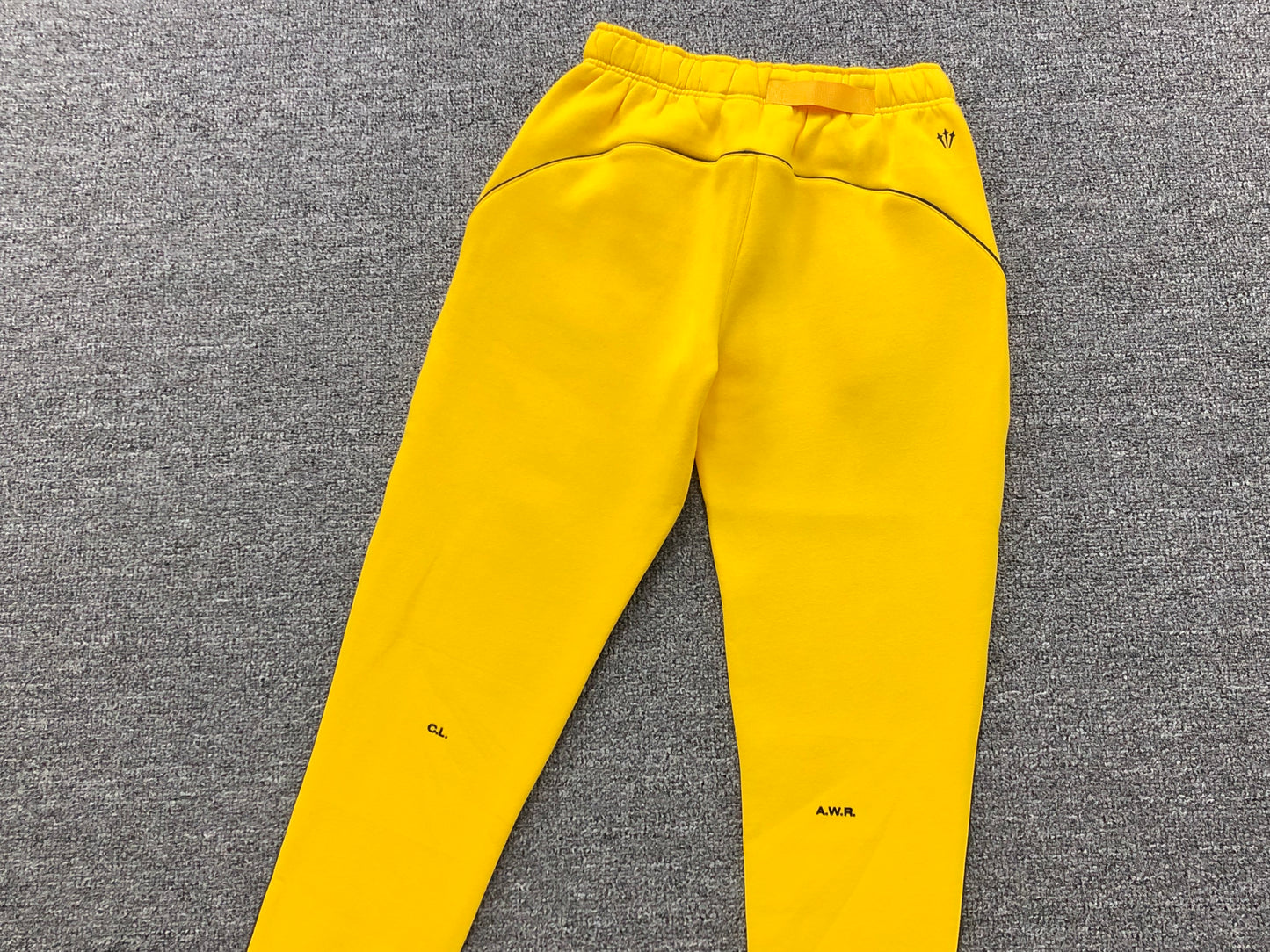 nike-x-drake-nocta-fleece-pants-yellow-3-Drip Store Argentina